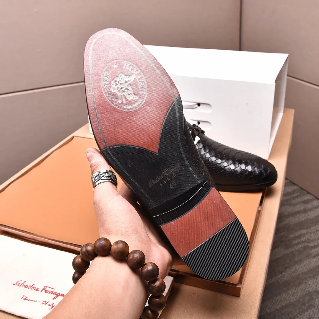 Men's shoes 💰540📛📛(water-dyed cowhide) Salvatore Ferragamo high-end (Salvatore Ferragamo) is the world's top luxury footwear brand. It comes from the fashion kingdom of Italy and is famous all over the world for its traditional handmade design and novel styles...🚶🏻🚶🏻New suit shoes are available simultaneously at the counter. This model is purely handmade. The fabric is imported from Italy's original first-layer cowhide. Soft water-dyed cowhide lining. Original authentic outsole🌀🌀Size: 38➖45